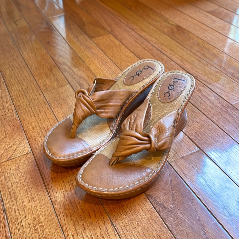 🫒 b.o.c. Tan leather wedge sandal, BC 5111.